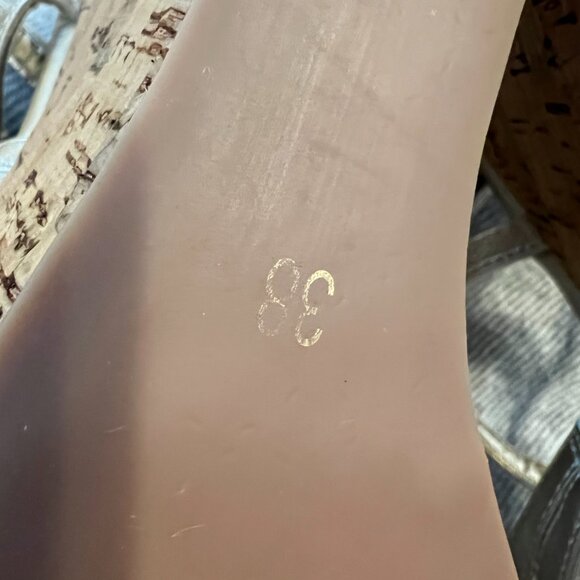 💫 Effortless Style: Le Chateau Golden Wedge Sandals (Size 7 / 38) 💫 - Picture 6 of 9